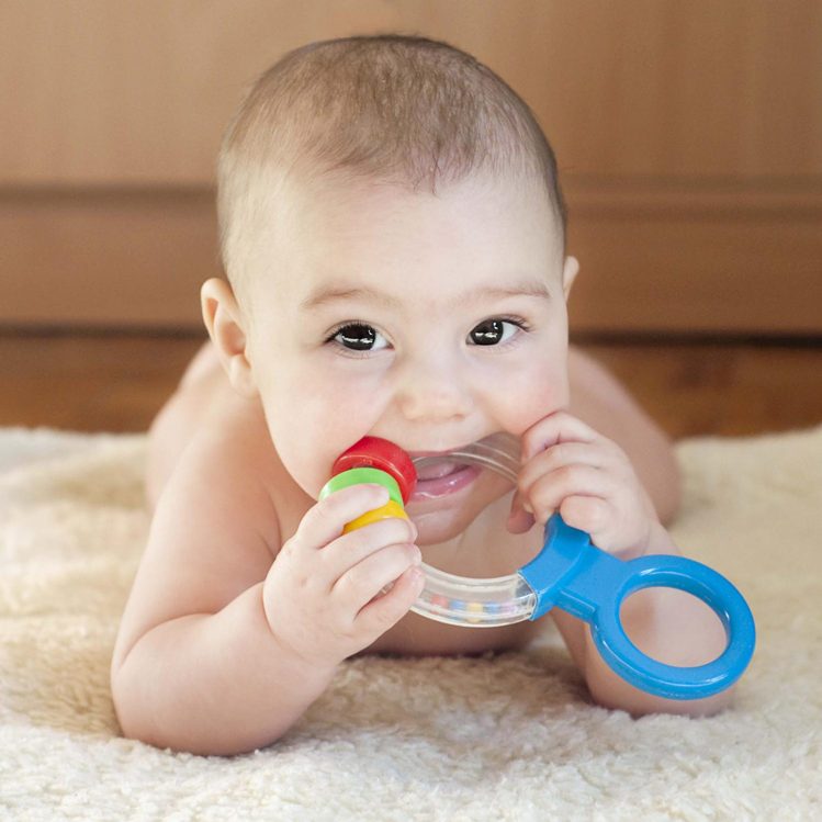 खिलौनों को कभी मुँह में नहीं डालते teething problem